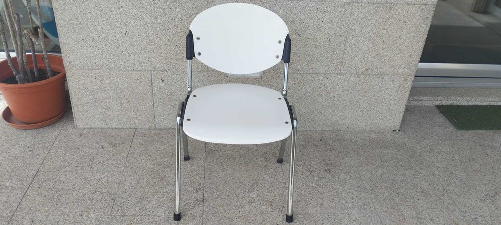 cadeiras brancas