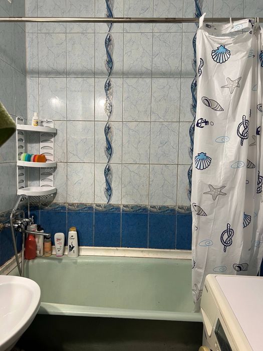 Здається затишна кімната в 3-кімнатній квартирі. Хороша локація!