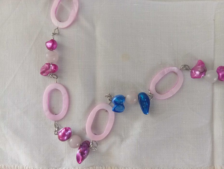 Colar com motivos rosa, azul forte, rosa fashion, bolas em rosa claro.