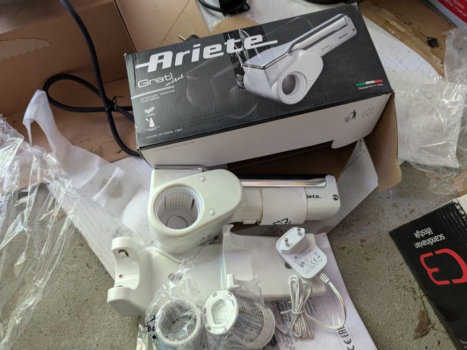 elektryczna tarka do sera marki Ariete, model Grati Meta