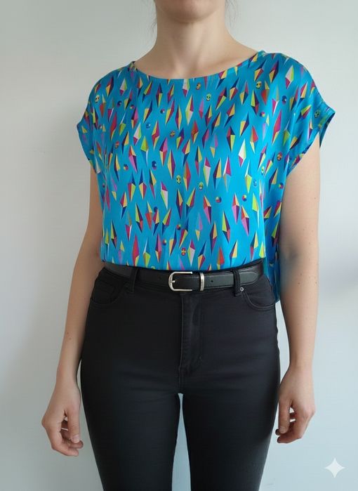 Blusa acetinada azul com padrão - Tamanho M/L