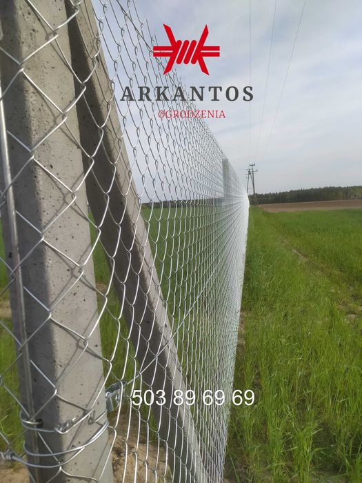 Słupki betonowe szpalerowe ogrodzenie z siatki leśnej autostradowej podmurówka montaż