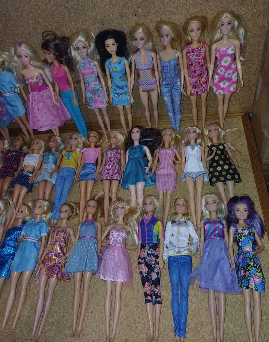 Barbie com roupa. 
Mattel. 
Cada boneca = 8€