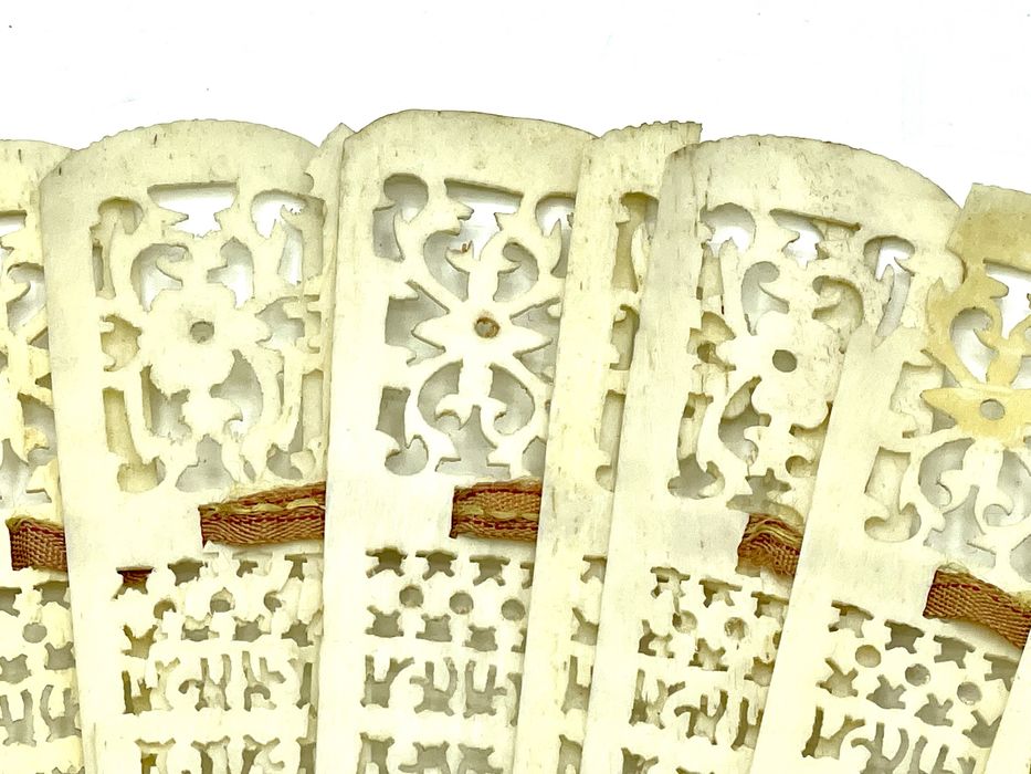 Leque em material nobre antigo