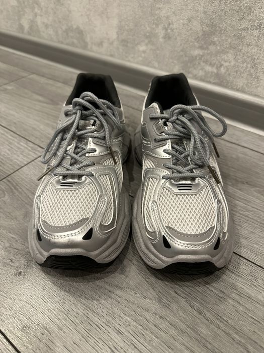 Продам новые женские кросовки