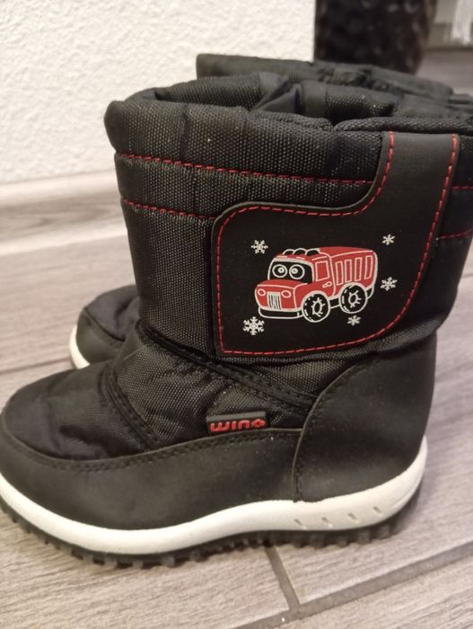 Подарую дитячі чобітки