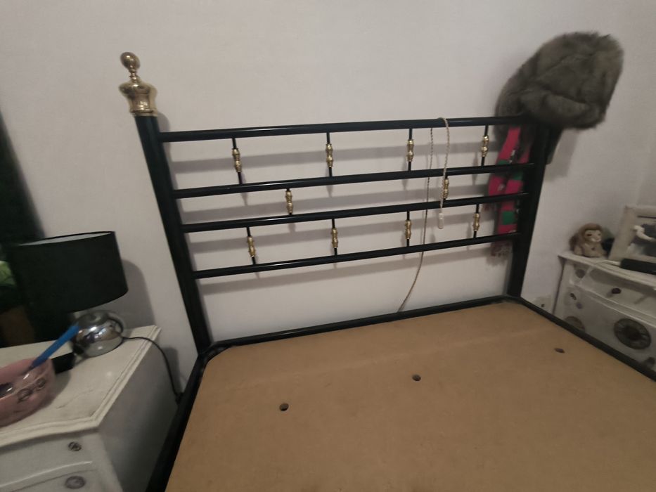 Vendo cama usada com possibilidade de colchão