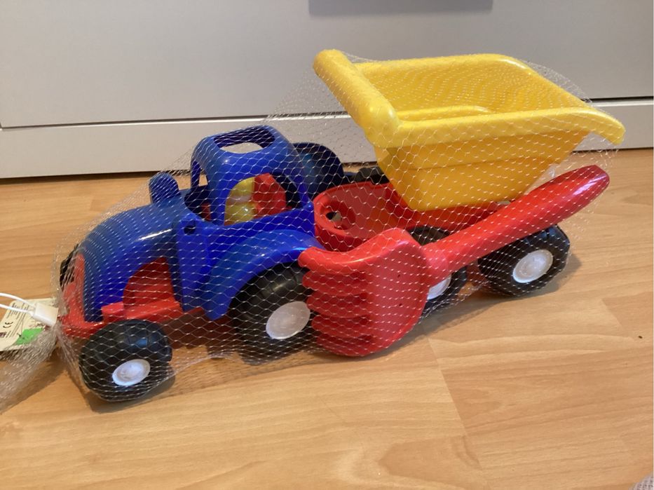traktor z przyczepą, łopatką i grabiami