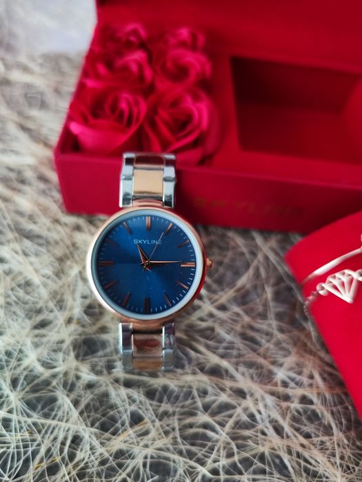 Conjunto Relógio de Senhora Prateado e Dourado mais duas pulseiras da Skyline