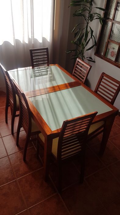 Móvel e mesa com cadeiras