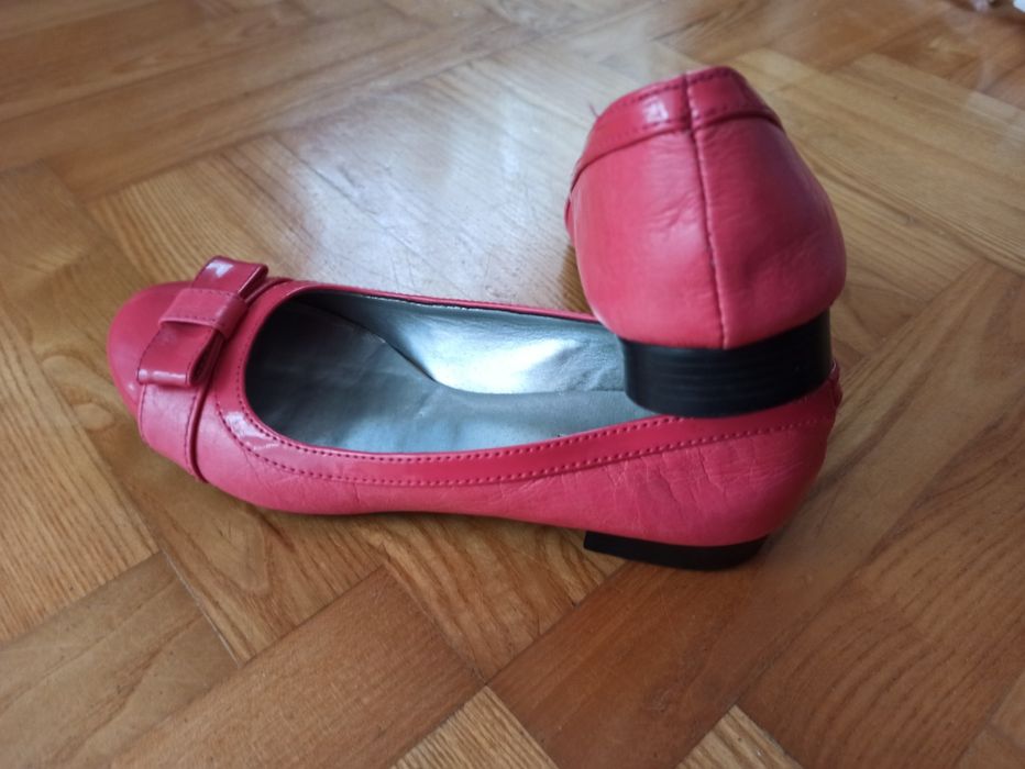 Baleriny damskie w kolorze koralowym. Bater.