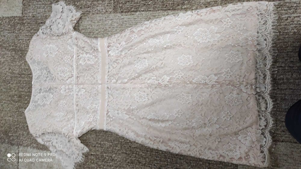 Нарядное кружевное платье.