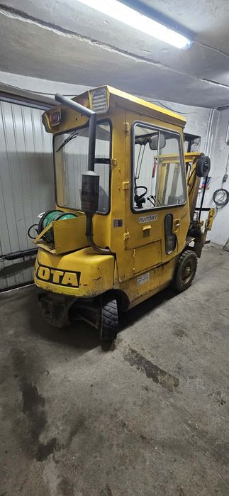 Wózek widłowy toyota 2t