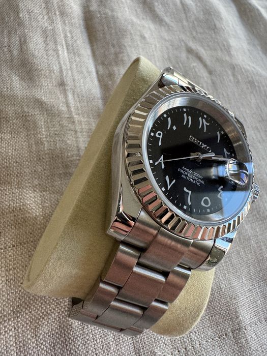Relógio Seiko automático Datejust preto numerais árabes bezel fluted oyster elegante
