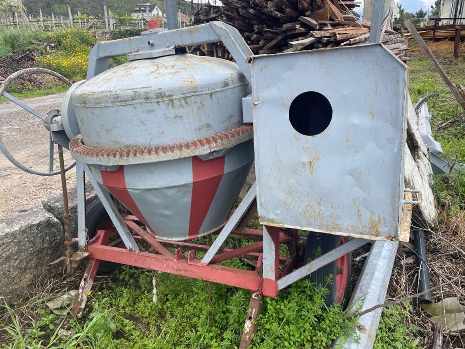 Betoneira com motor a gasolina BERNARD