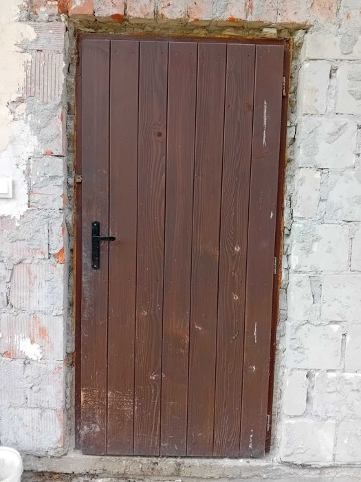 Drzwi zewnętrzne drewniane z futryną