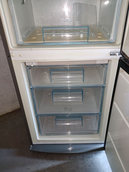 Frigorífico combinado marca ELECTROLUX DIGITAL, a funcionar perfeitame