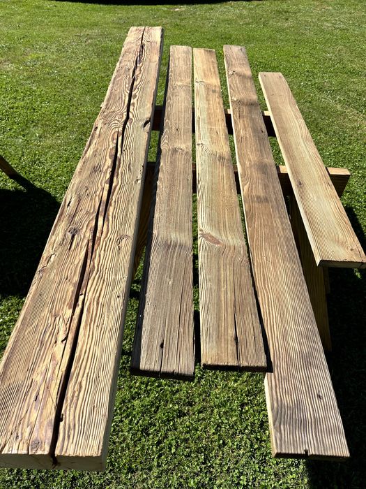 Meble z Duszą: Ręcznie Wykonane ze Starych Ciosanych Belek