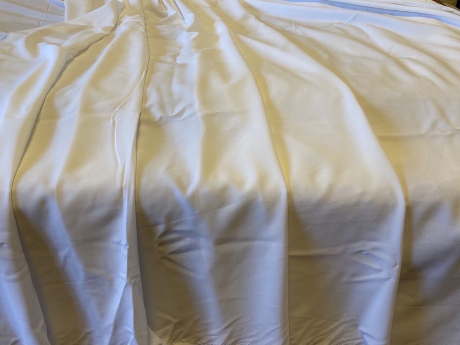 Біла тканина, три шматки