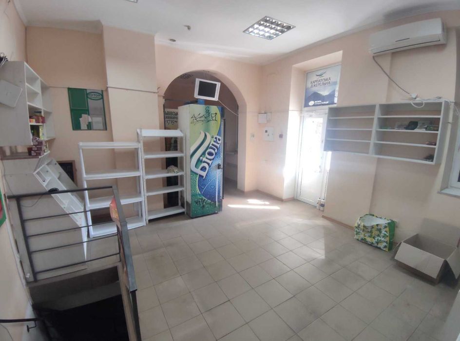 Продається комерційне приміщення по вул. Підзамче (біля заправки ОККО)