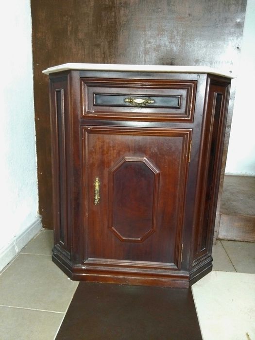 Móvel de madeira com o tampo em mármore branco