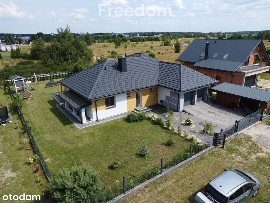 Piękny nowoczesny dom fotwoltaika pompa ciepła