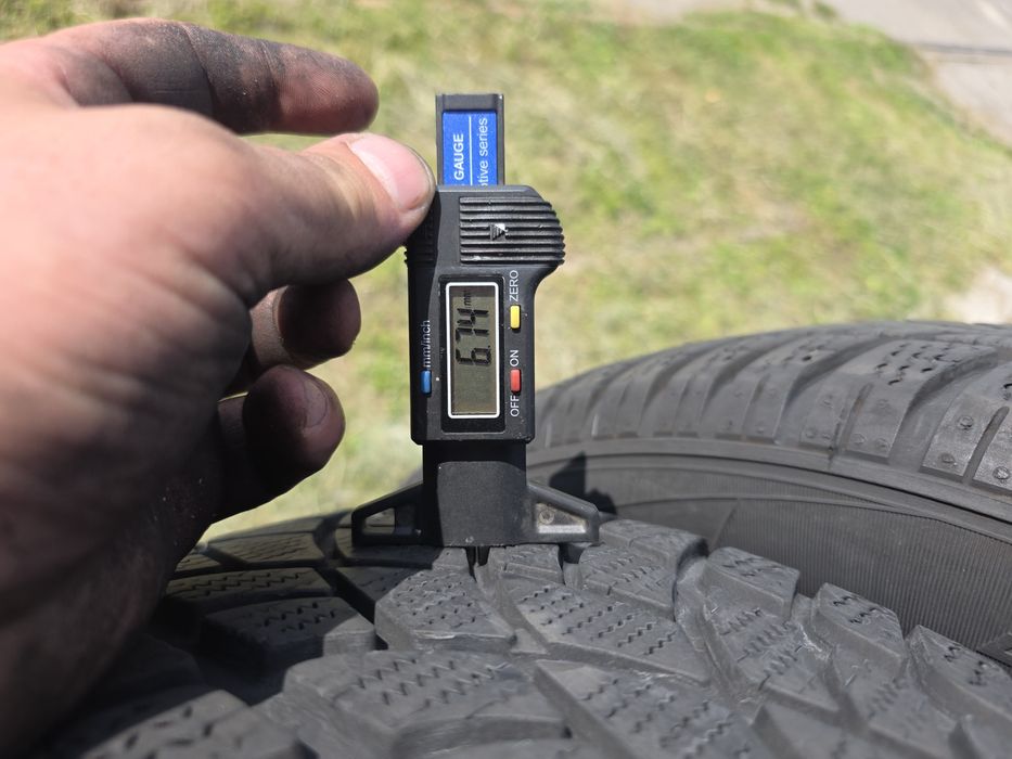 Зимові шини Dunlop 215/60 R16