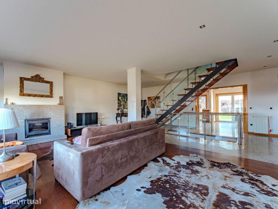 Moradia T3 de Arquitetura Contemporânea com Vista Panorâmica sobre o P