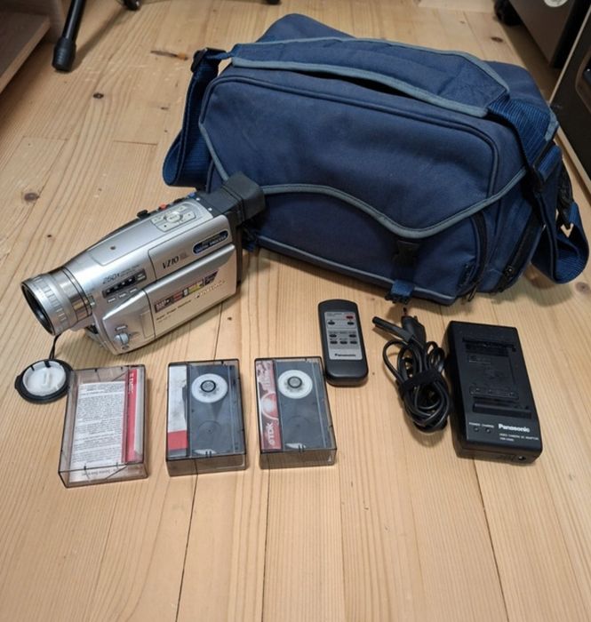 Kamera VHS-C Panasonic NV-VZ10 Retro Y2K | Zestaw: Kasety, Pilot, Zasilacz, Torba
