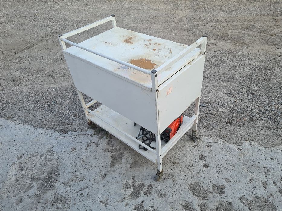 Столик на колесах