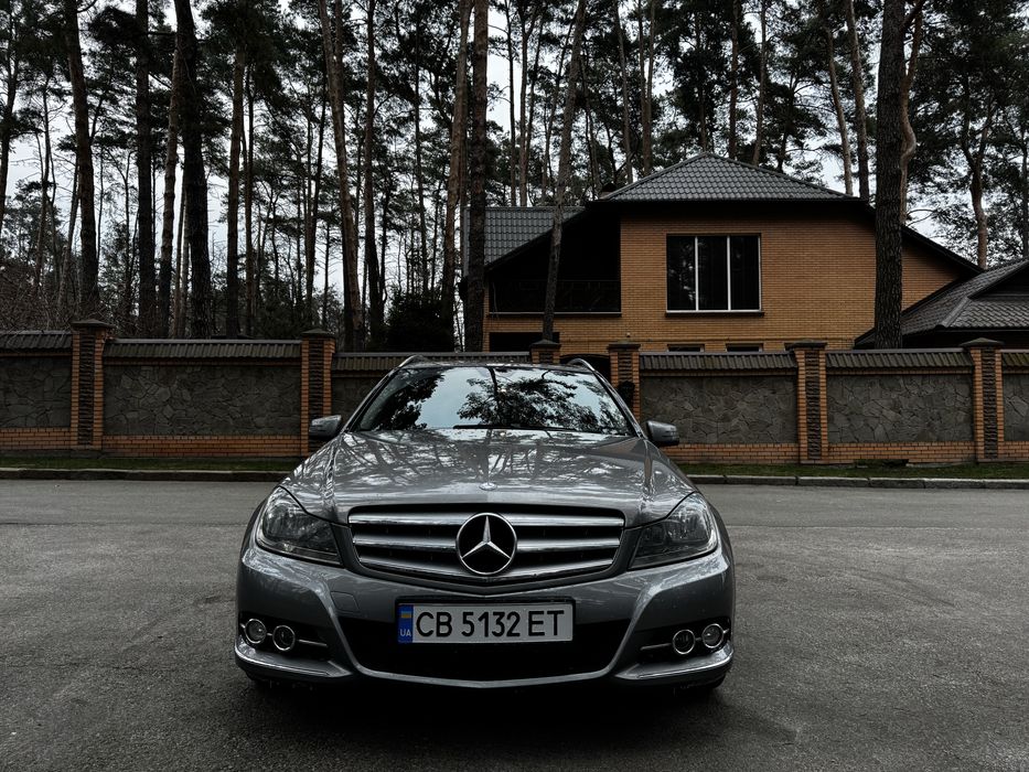 Продаю мерседес C-class 
2012-рік випуску 
288тис.пробігу 
Механіка 6ти ступка 
Дизель 
Мотор 2.2л
По місту 8літрів, по трасі 5.2л розхід 
Універсал