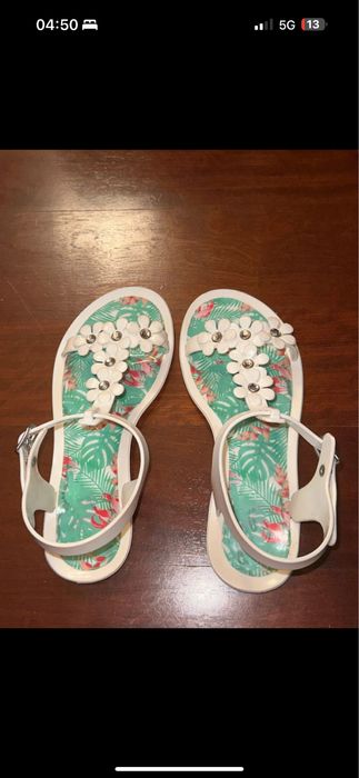 Sandálias brancas criancas