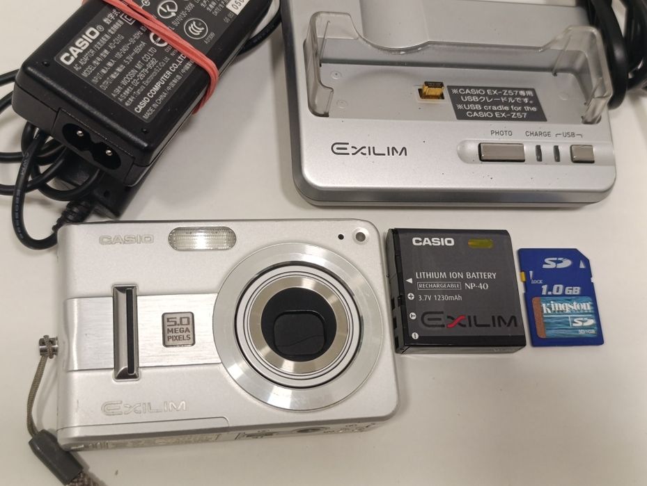 Aparat cyfrowy CASIO Exilim EX-Z57 5mp f2.6 x3 vintage retro CCD metal