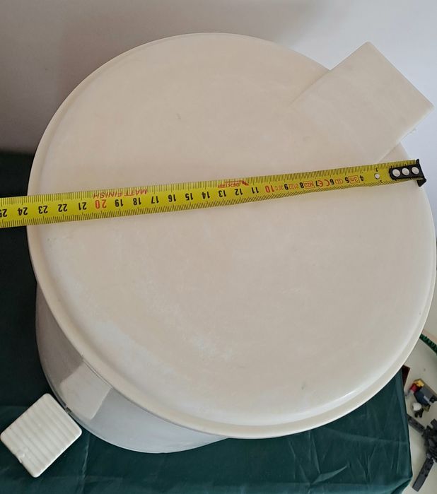 Balde do lixo branco
Apresenta algumas marcas na tampo
De resto em bom