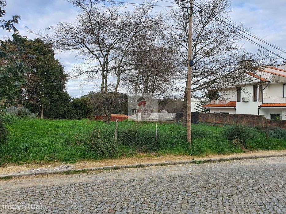 Lote com 600 m2 para moradia 4 frentes, a 6 min. da praia