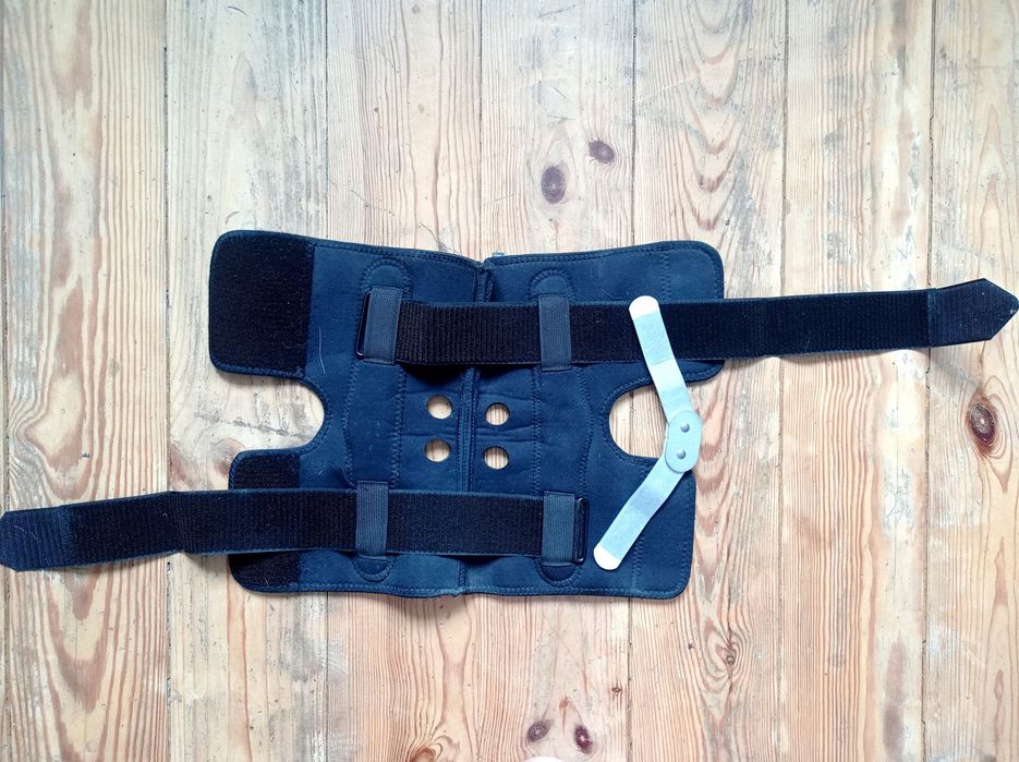 Бандаж на коліно з бічними шинами