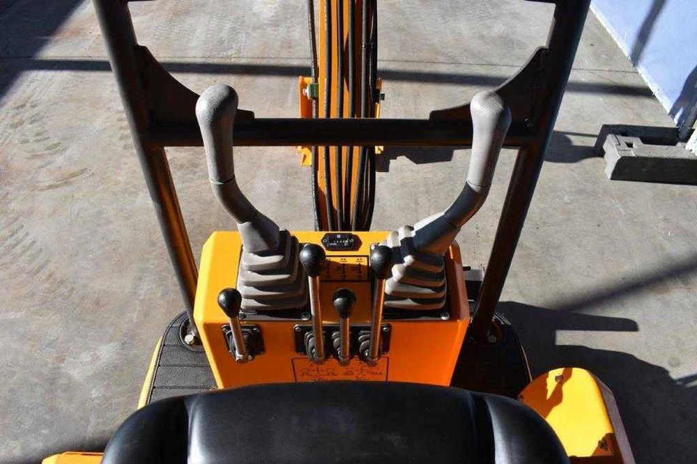 MINI-ESCAVADORA "GIRATÓRIA" MAMMUT