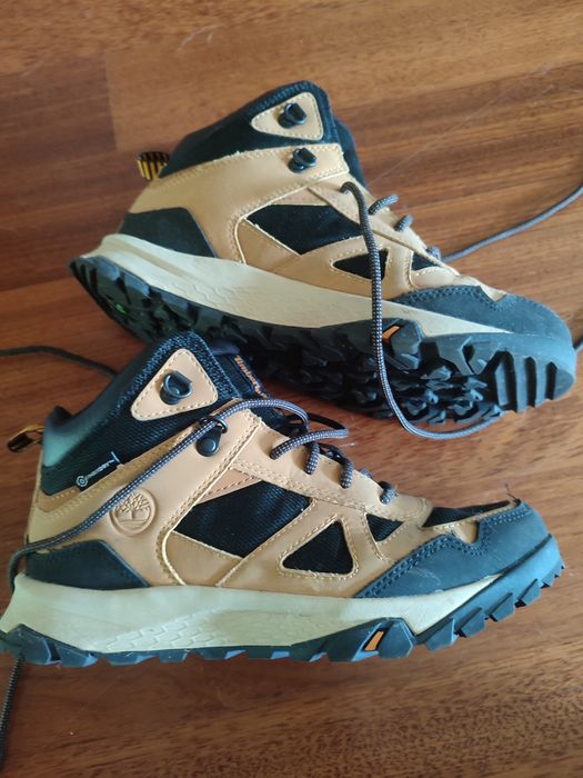 Sapatilhas Nike e botas Timberland