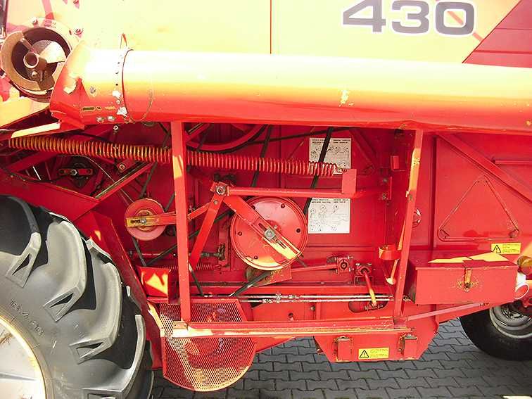 Зерноуборочный комбайн Massey Ferguson 430 (2)