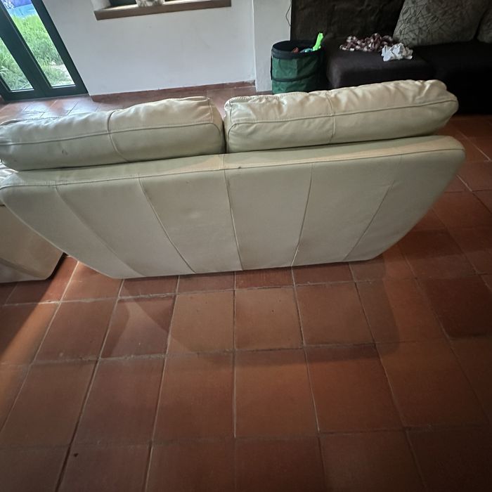 dois sofás de ecopele de tone creme