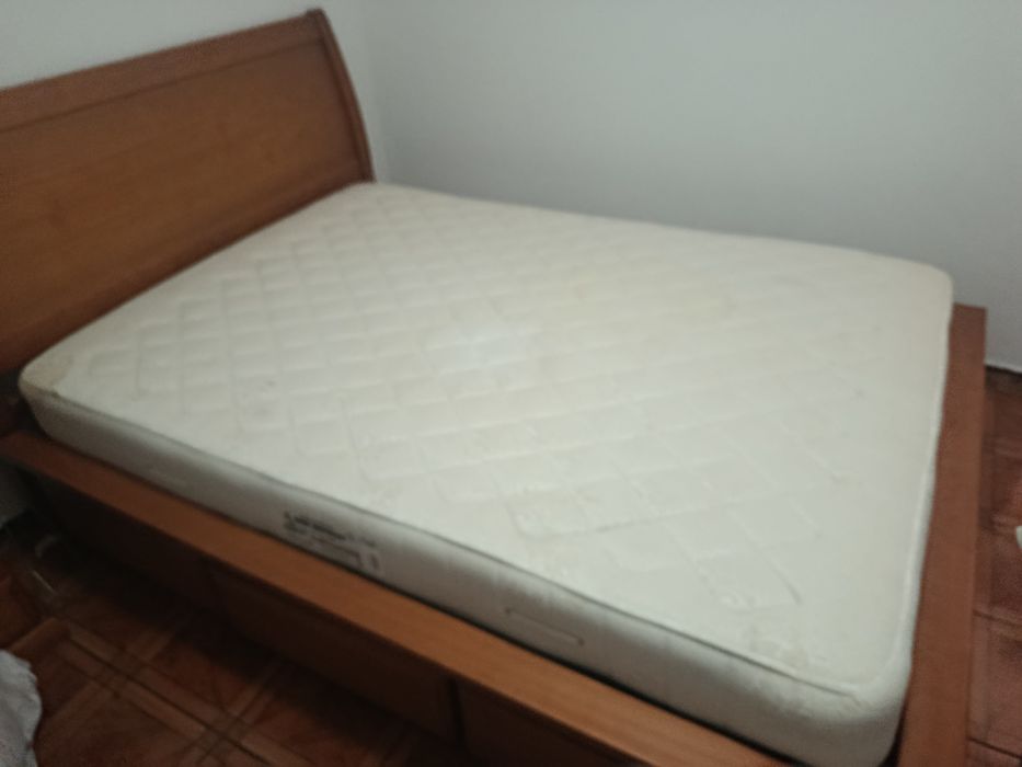 vendo cama  com colchao cómoda e mesas de cabeceira