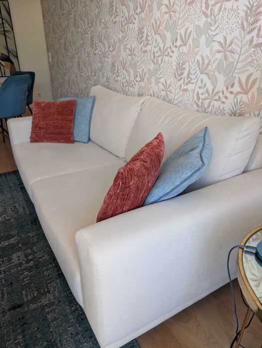 Sofá Bege 3 Lugares – Moderno e Confortável e em Ótimo Estado