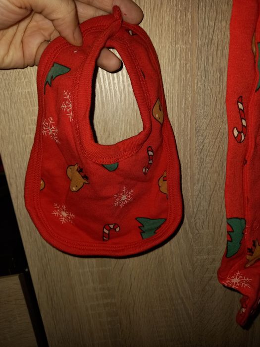 Nowe śpiochy świąteczne z czapką i śliniakiem, Gratis bluzka