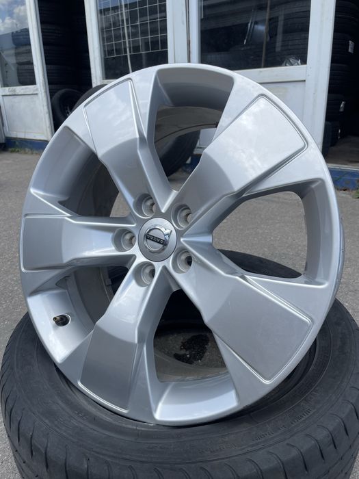 Продам комплект оригинальных дисков  Volvo 5/108/18