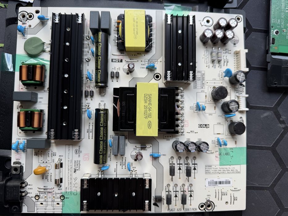 Elektronika RSAG7.820. z TV Hisense