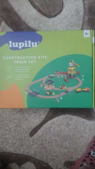 Дитяча дерев'яна залізниця, потяг.Іграшка-будівництво.