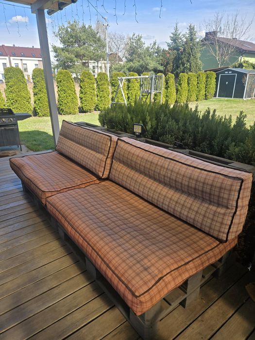 Meble z palet z poduszkami