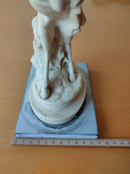 Estatueta de dama antiga a cavalo.