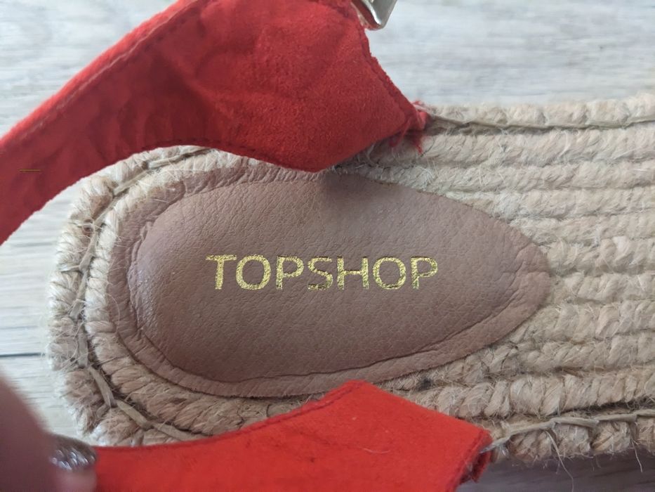 Червоні босоніжки 39