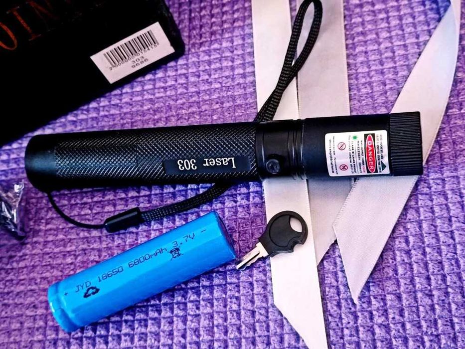 Лазерная указка Laser Pointer 303 с зеленым светом.
